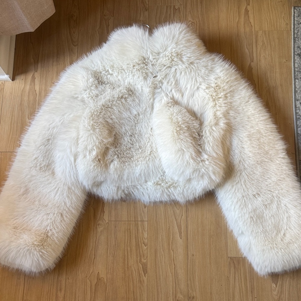 ALO Yoga Faux Fur Cropped Jacket - Ivory